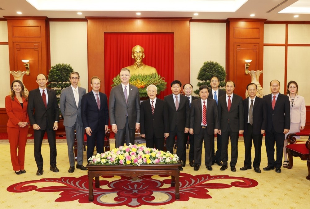 Trong ảnh: Tổng Bí thư Nguyễn Phú Trọng, Đại sứ Hoa Kỳ Daniel J.Kritenbrink và các đại biểu chụp ảnh chung sau buổi tiếp. Ảnh: Trí Dũng - TTXVN