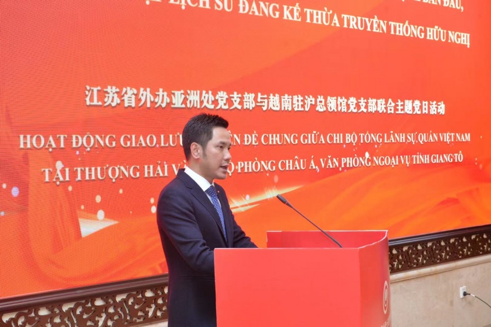 Tổng Lãnh sự Ninh Thành Công phát biểu tại Tọa đàm.