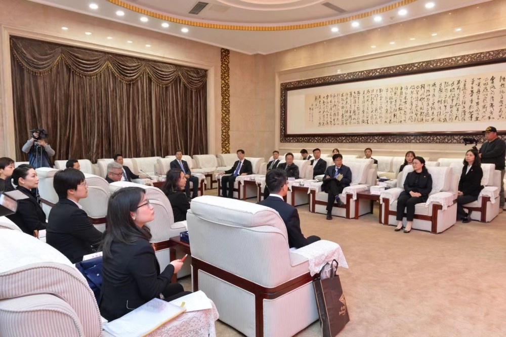 Các cán bộ, đảng viên hai bên giao lưu, trao đổi tại tọa đàm