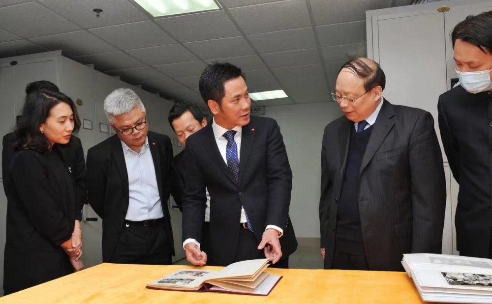 Cục trưởng Cục Lưu trữ Thượng Hải giới thiệu các tư liệu, hình ảnh trong các chuyến thăm đến Giang Tô của Bác