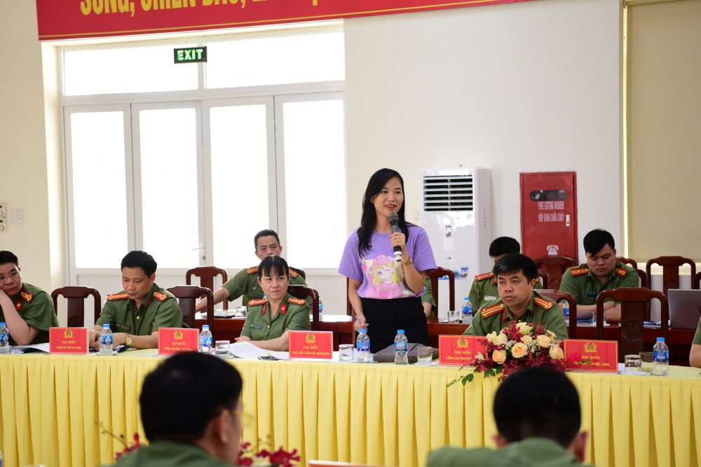 Các đại biểu tham luận tại Hội thảo.