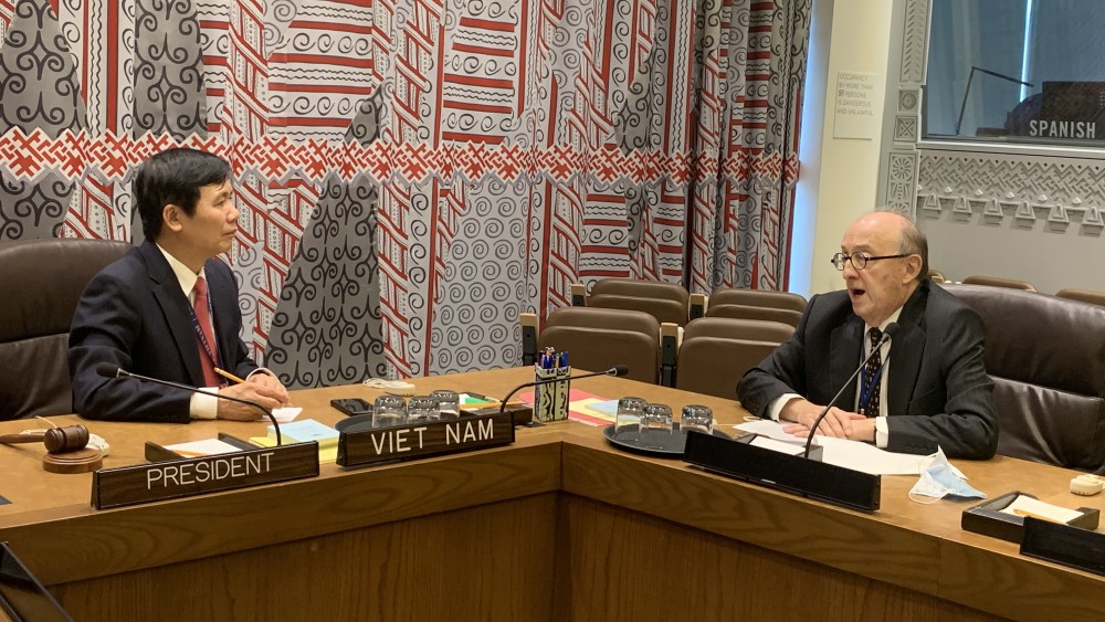 Đại sứ Đặng Đình Quý, Trưởng Phái đoàn Việt Nam tại LHQ, trao đổi với Đại sứ Guillermo Fernandez De Soto, Trưởng Phái đoàn Colombia tại trụ sở LHQ