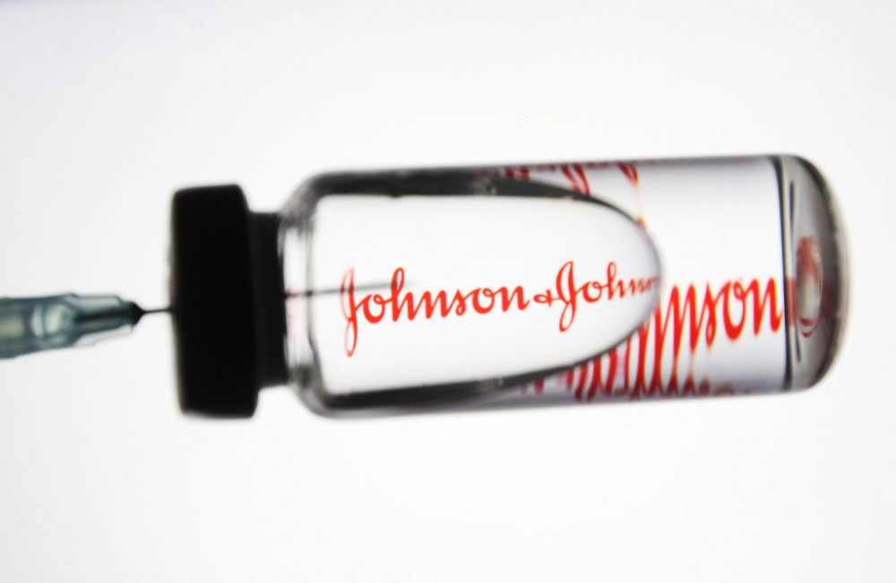 Vaccine Covid-19 của Johnson & Johnson dính “phốt” liên quan đến gây đông máu ở người được tiêm chủng. (Nguồn: SOPA)