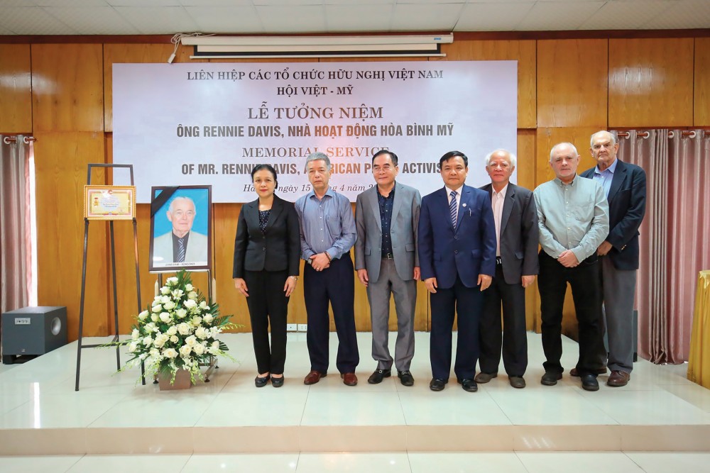 Lãnh đạo Liên hiệp các tổ chức hữu nghị Việt Nam và Hội Việt – Mỹ tại Lễ tưởng niệm ông Rennie Davis tại Việt Nam. (Ảnh: Tuấn Việt)