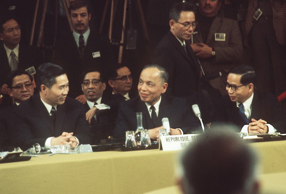 Ông Võ Văn Sung (hàng thứ 2, ngoài cùng bên trái) tham gia phái đoàn Việt Nam trong lễ ký kết Hiệp định Paris, ngày 27/1/1973.