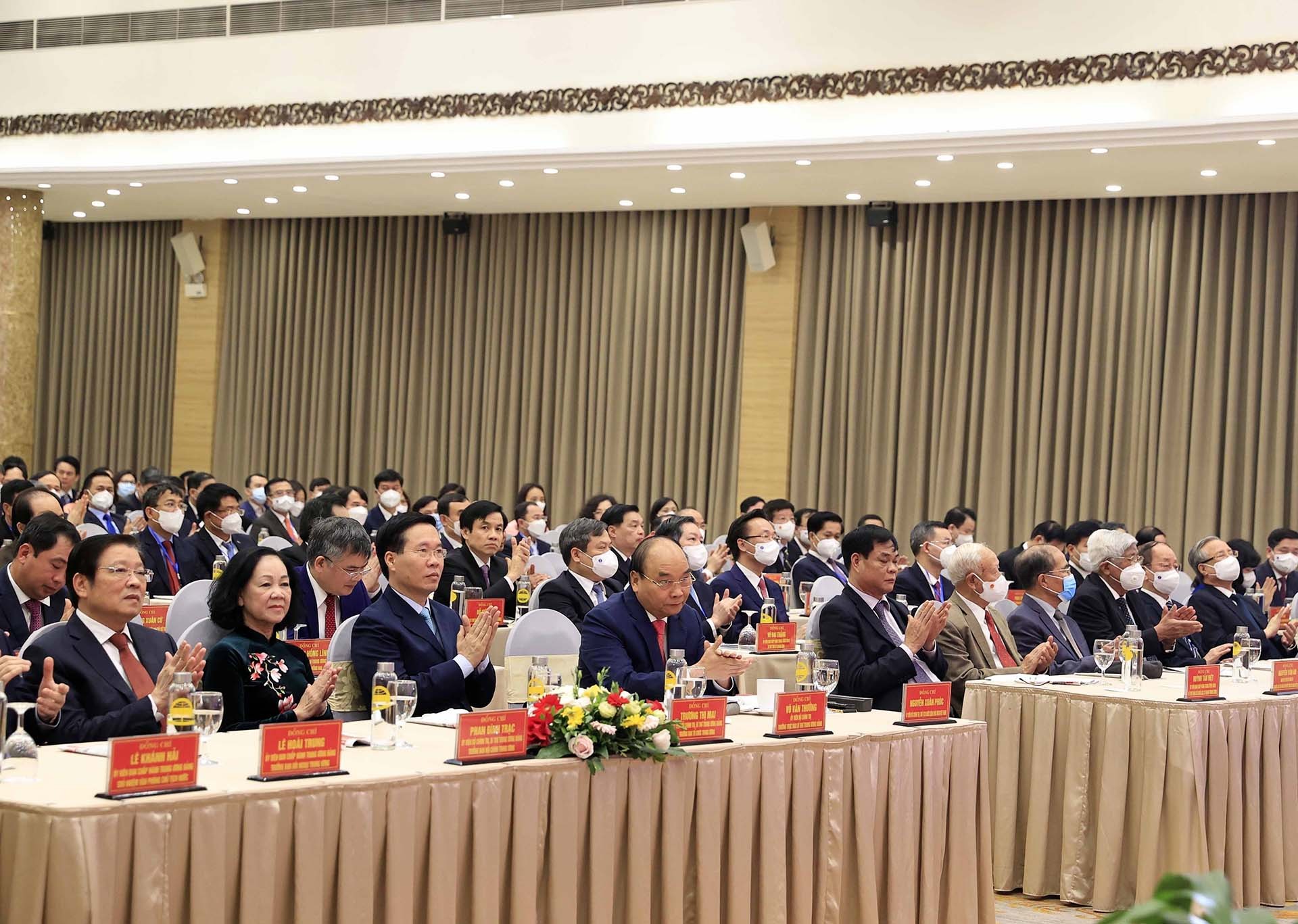 Chủ tịch nước Nguyễn Xuân Phúc cùng các đại biểu tham dự buổi lễ. (Nguồn: TTXVN)
