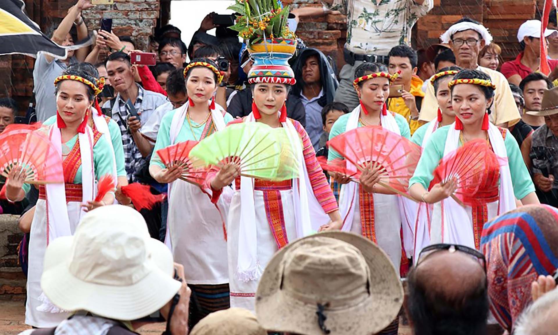 Các thiếu nữ Chăm múa mừng Lễ hội Katê 2019 tại tháp Pô Klong Garai, thành phố Phan Rang-Tháp Chàm. (Nguồn: TTXVN)