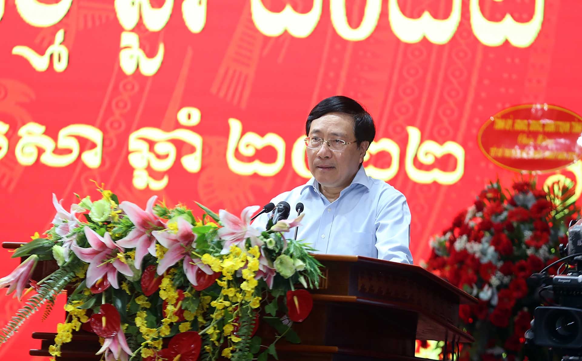 Phó Thủ tướng Thường trực Phạm Bình Minh chúc Tết đồng bào Khmer tại Sóc Trăng. (Nguồn: VGP))