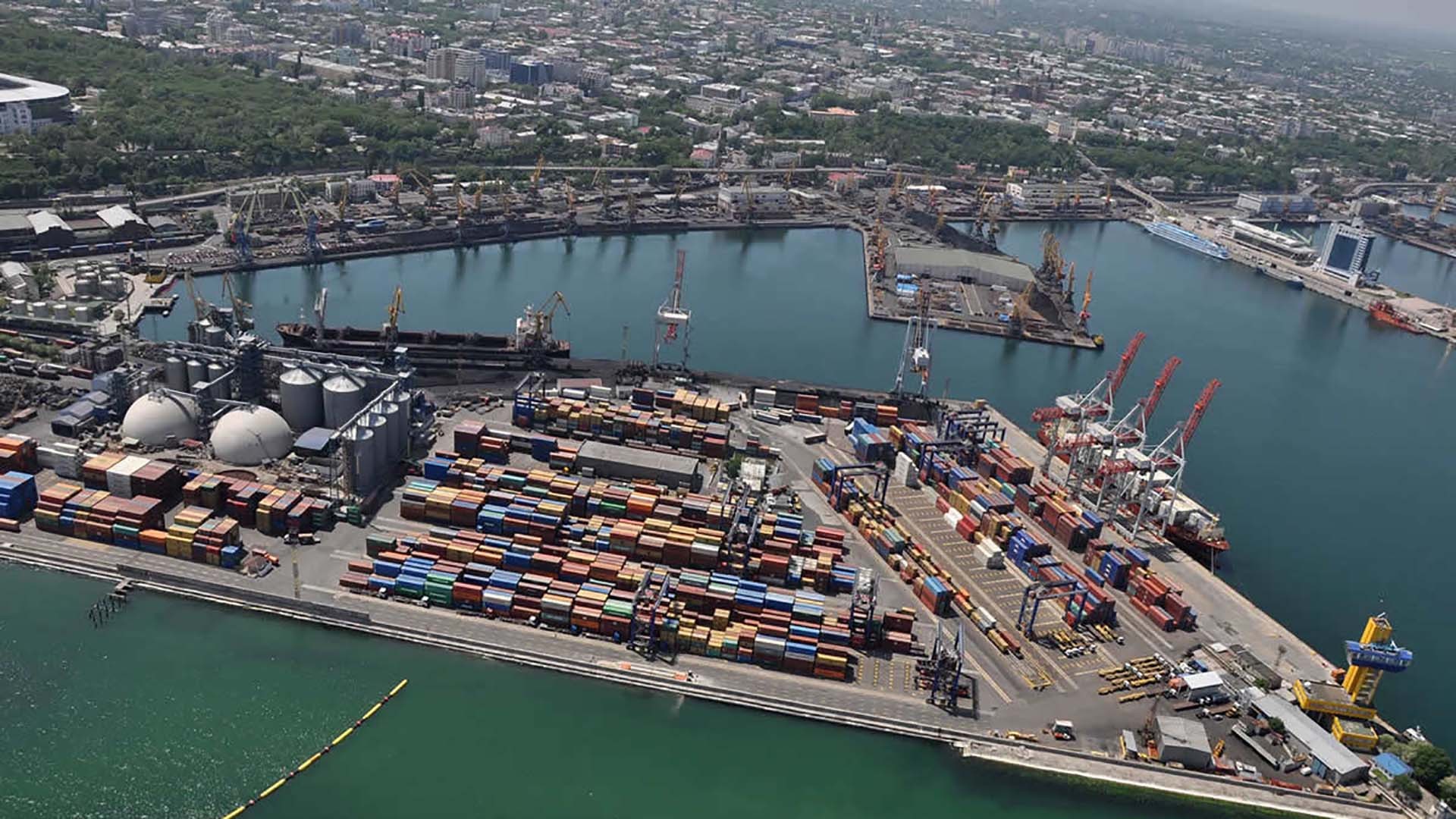 Nút thắt hậu cần dẫn đến sự thiếu hụt nghiêm trọng hệ thống container vận chuyển hàng hóa đi khắp thế giới. (Nguồn: Limenproject)