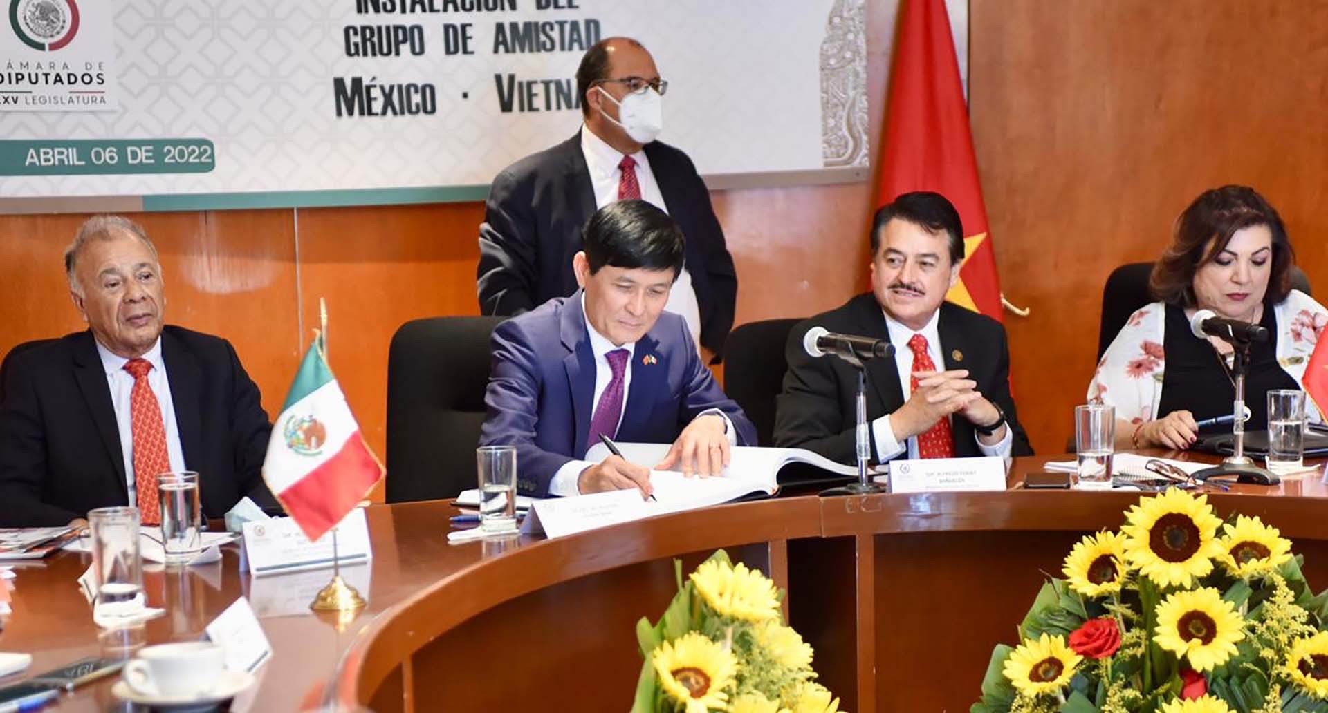 Đại sứ Việt Nam tại Mexico Nguyễn Hoành Năm ký Sổ vàng của Hạ viện Mexico.