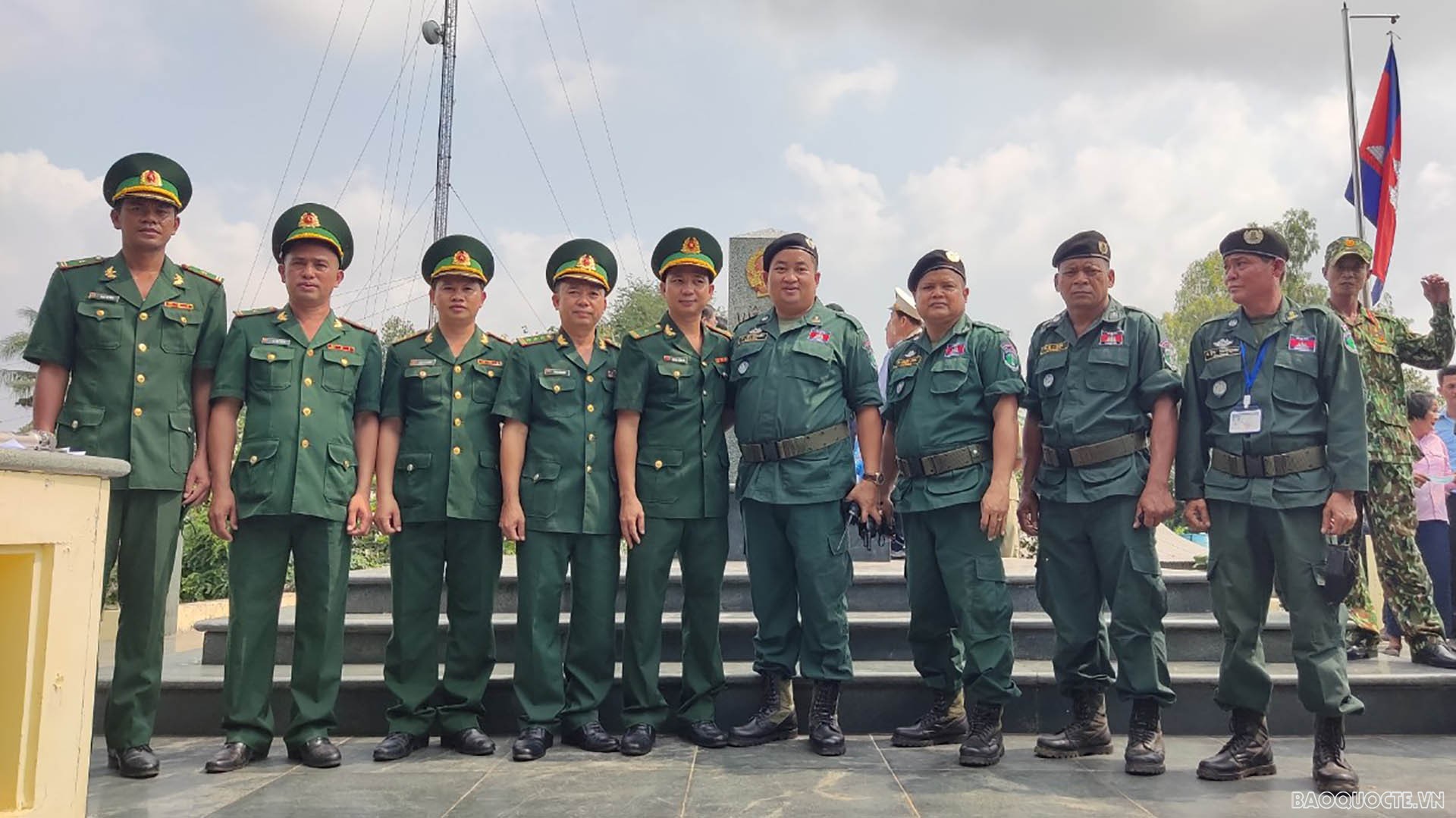 Các đại biểu chụp ảnh lưu niệm tại Mốc quốc giới 241. (Ảnh: Chiến Khu)