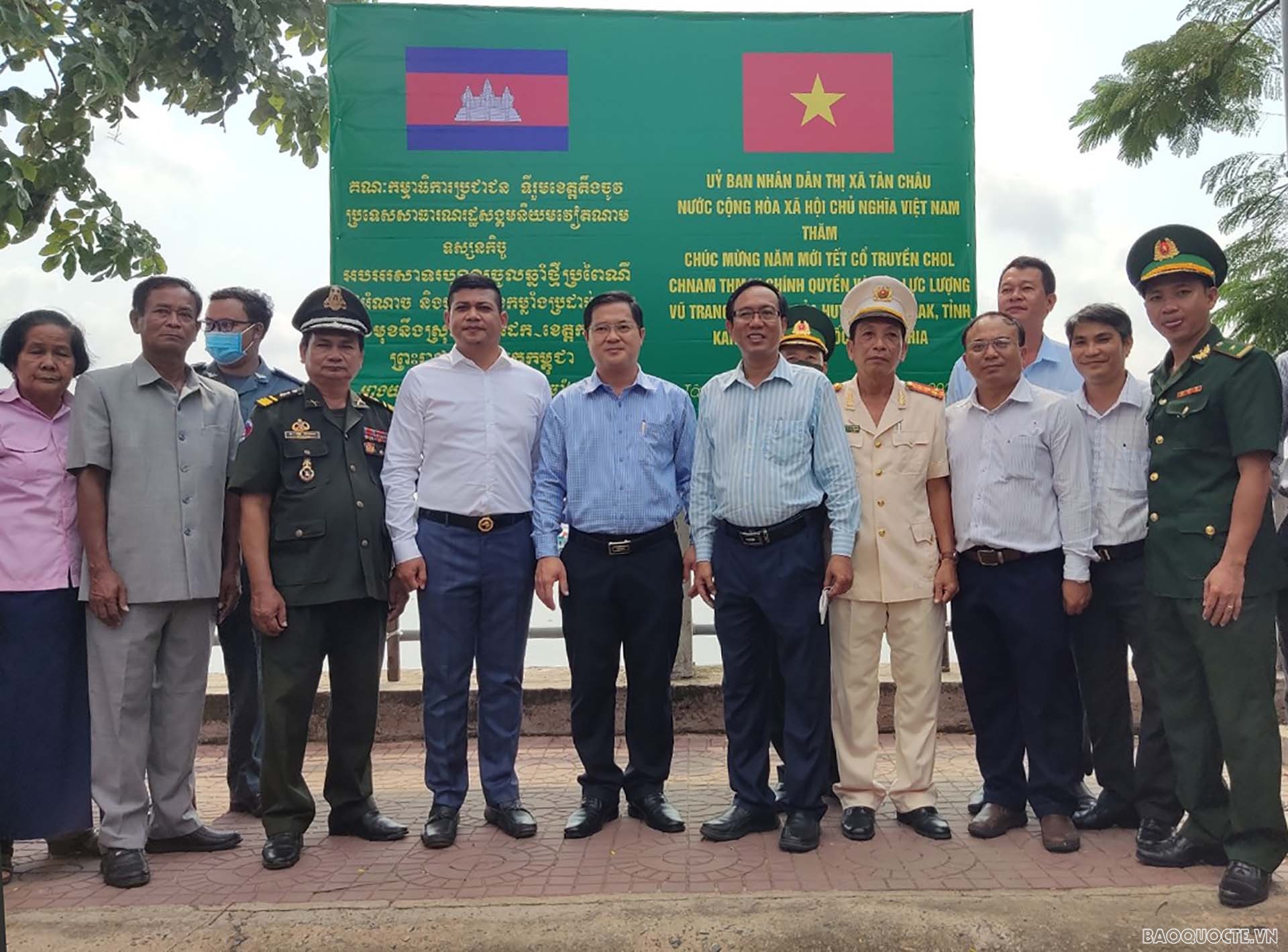 Các đại biểu chụp ảnh lưu niệm tại Mốc quốc giới 241. (Ảnh: Chiến Khu)