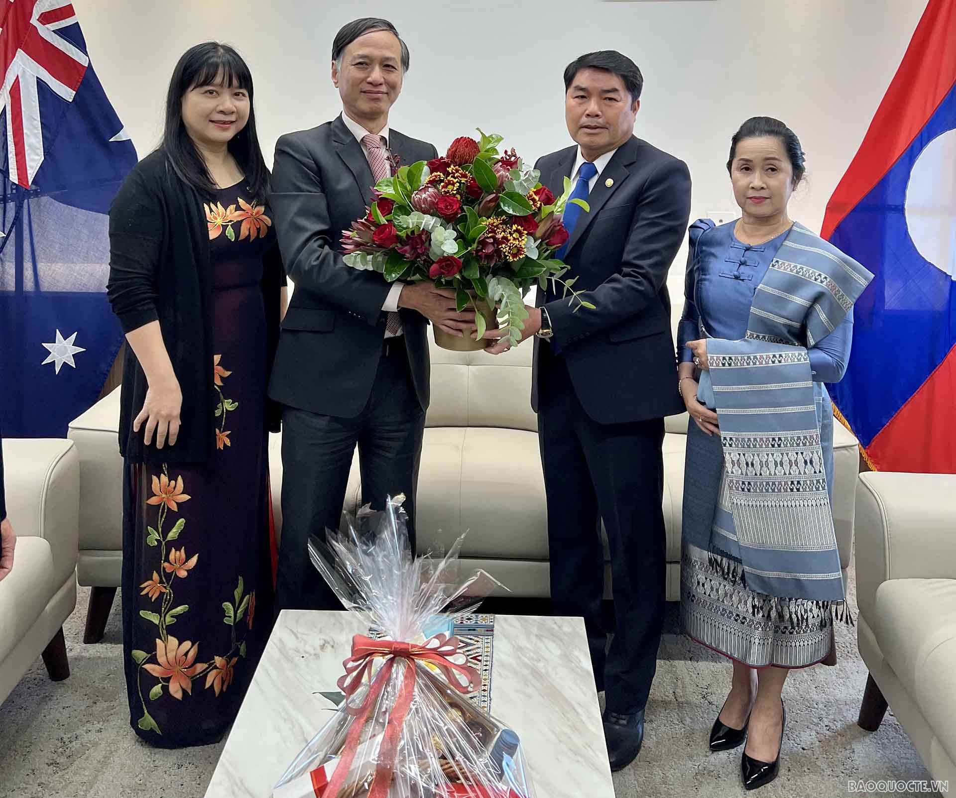 Đại sứ Nguyễn Tất Thành đến thăm và chúc mừng Đại sứ Sinchai Manivanh và cán bộ, nhân viên Đại sứ quán Lào tại Canberra nhân dịp Tết cổ truyền Bunpim.