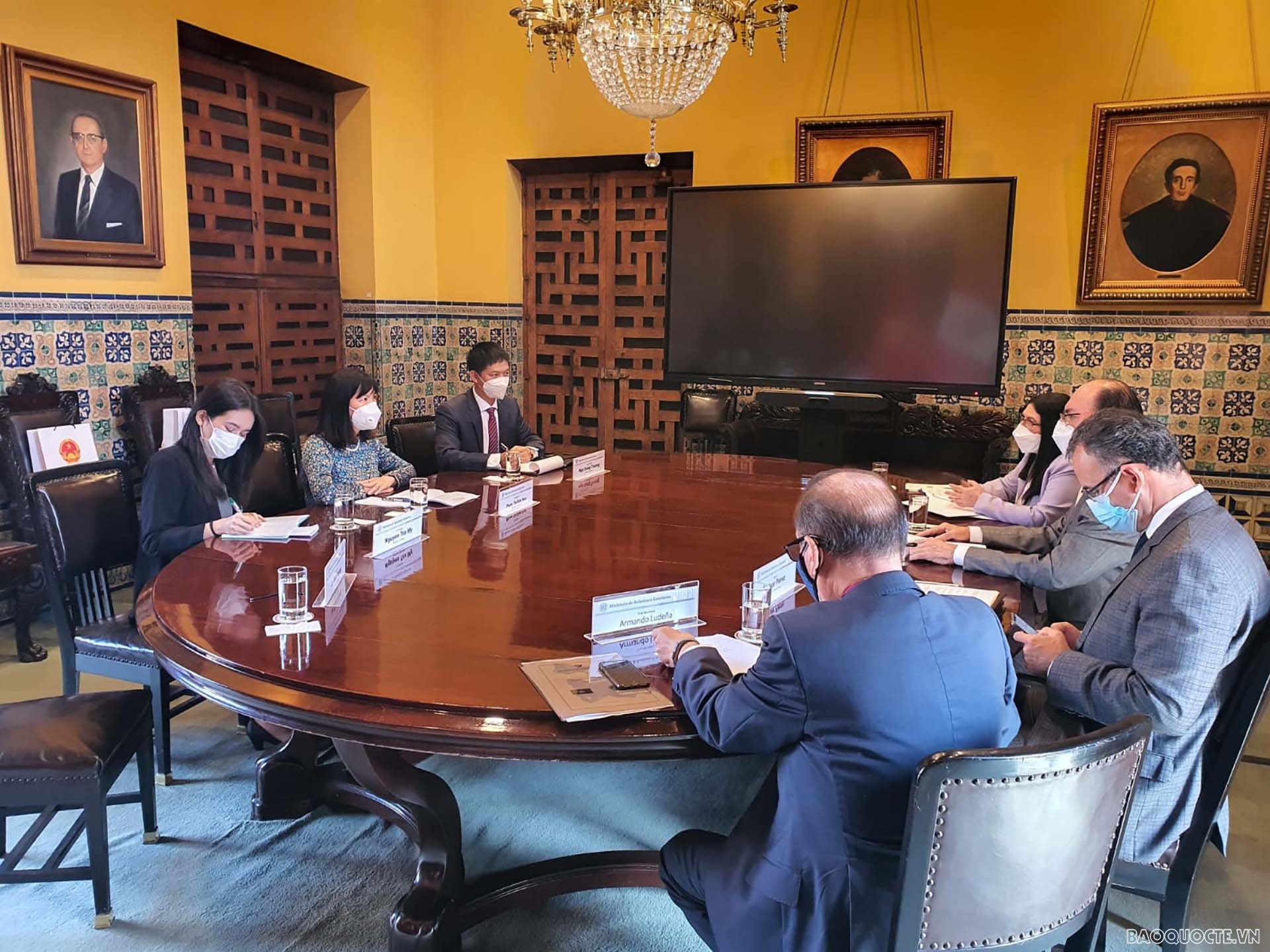 Đại sứ Phạm Thị Kim Hoa làm việc với Bộ Ngoại giao Peru.