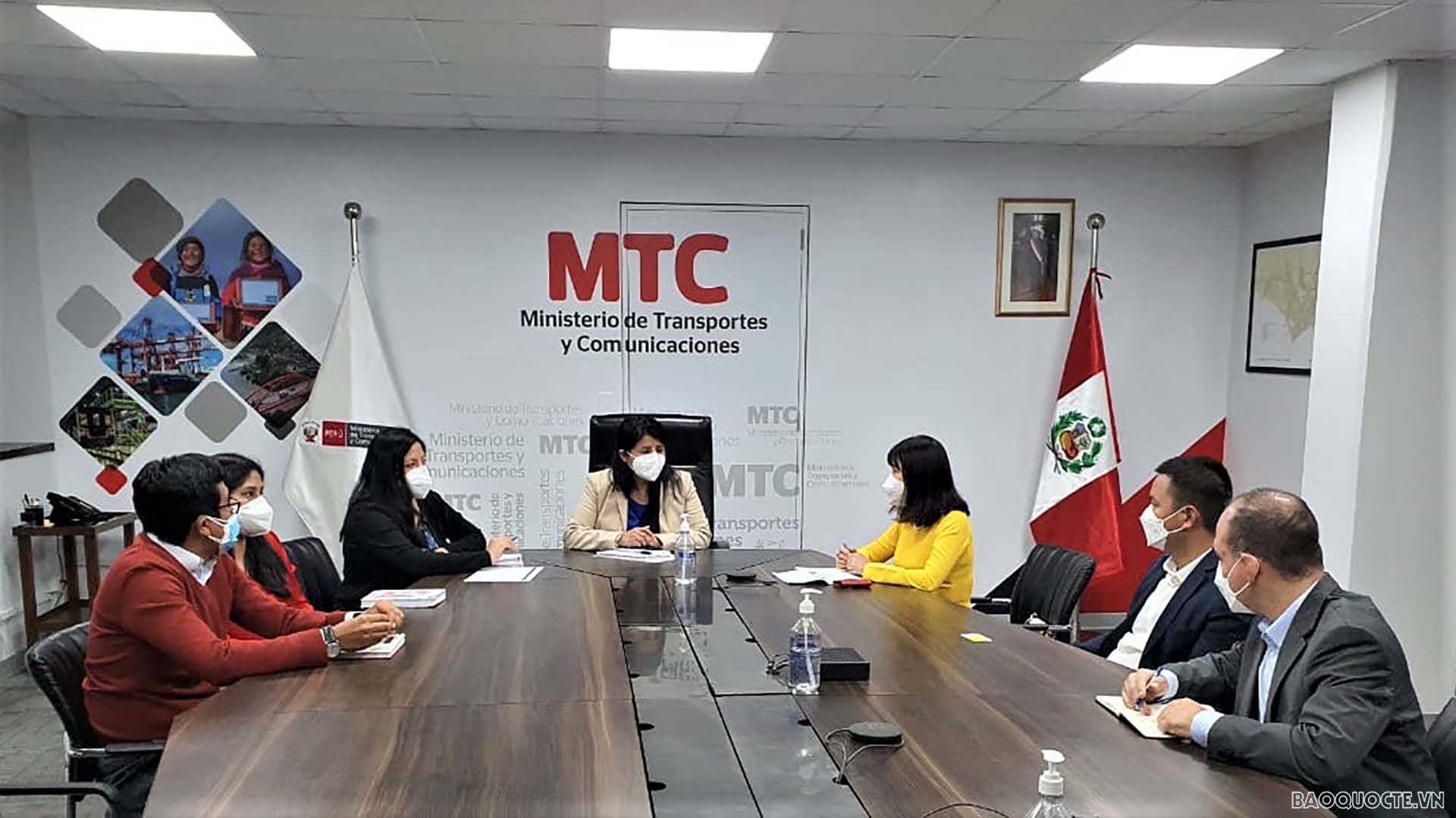 Đại sứ Phạm Thị Kim Hoa làm việc với Cố vấn Bộ Vận tải-Truyền thông Peru.