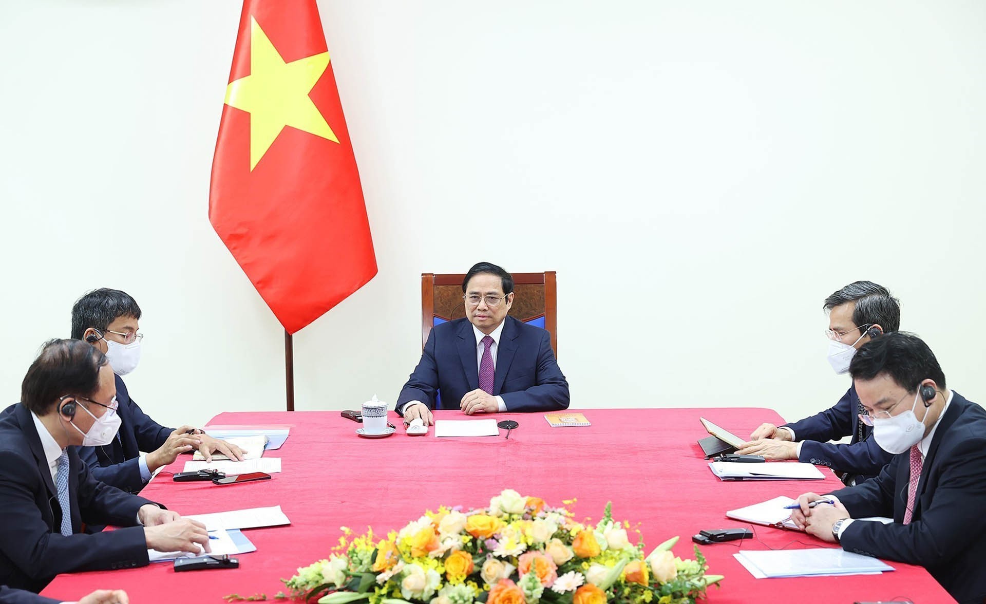 Thủ tướng Phạm Minh Chính điện đàm với Chủ tịch điều hành Diễn đàn Kinh tế Thế giới