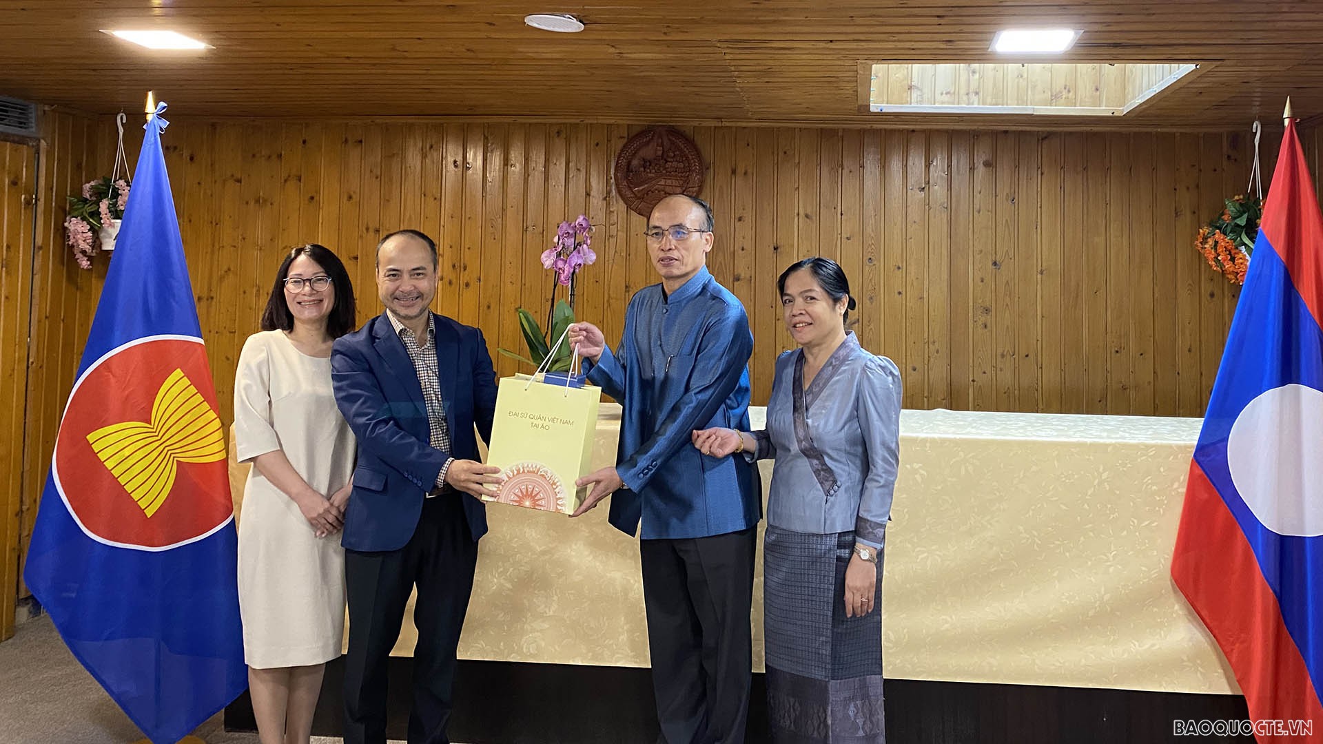 Đại sứ Nguyễn Trung Kiên tới thăm và chúc Tết Đại sứ quán Lào tại Áo nhân dịp Tết cổ truyền Bunpimay.
