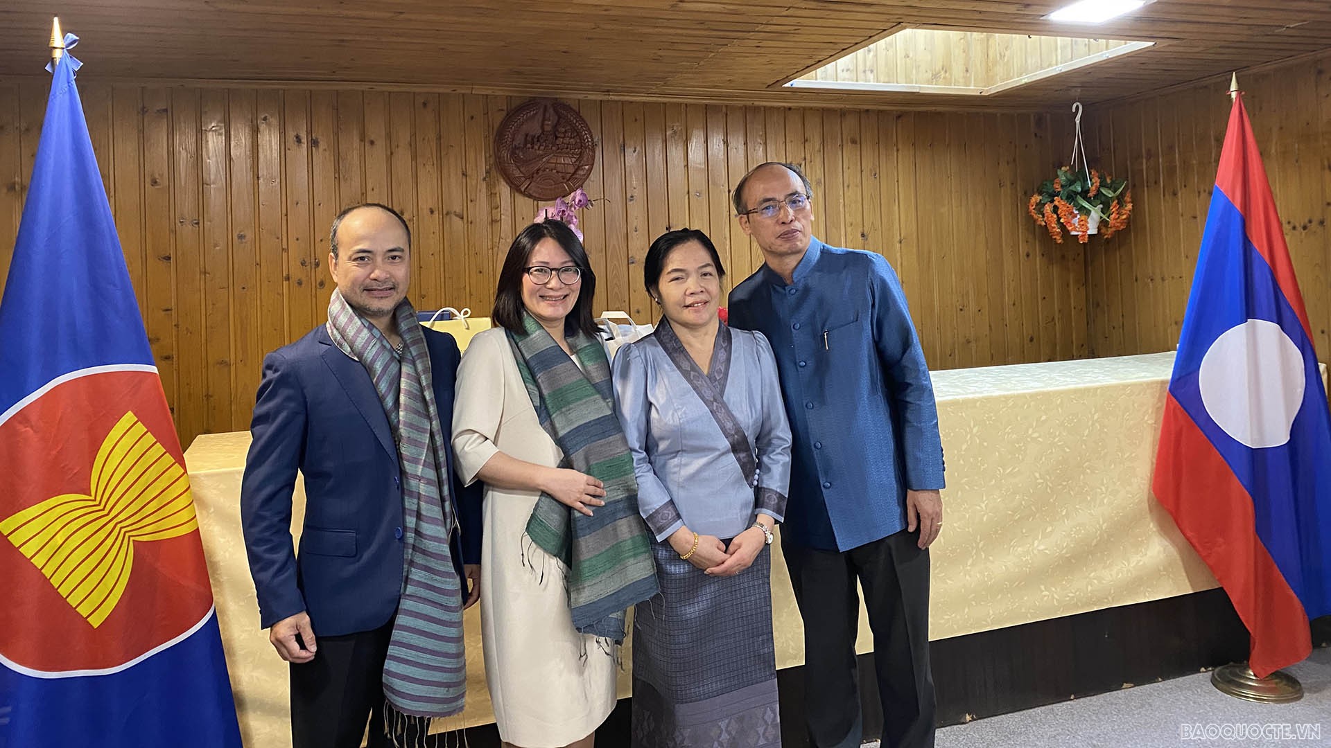 Đại sứ Khonepheng Thammavong và phu nhân đã tặng khăn Đại sứ Nguyễn Trung Kiên và phu nhân cùng với lời chúc bình an trong năm mới.