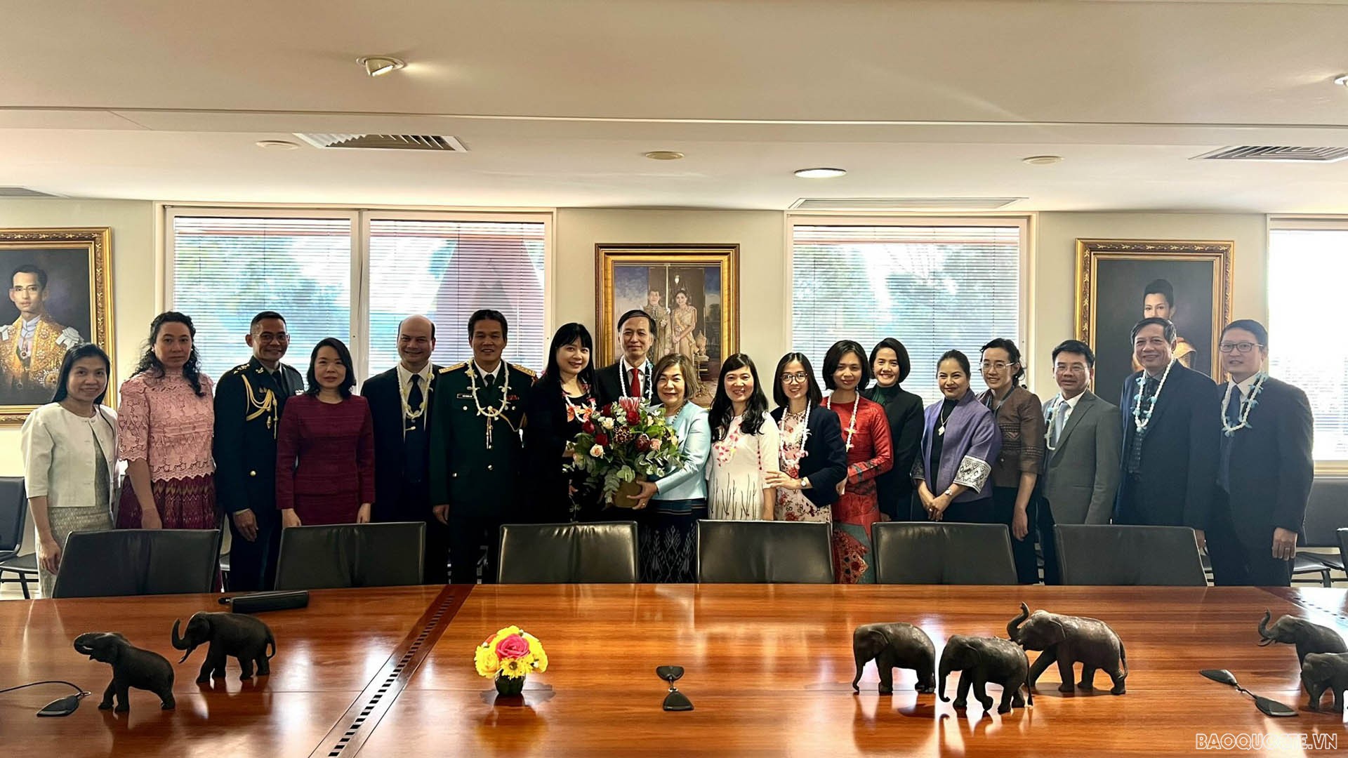 Đại sứ Nguyễn Tất Thành dẫn đầu đoàn cán bộ Đại sứ quán Việt Nam tại Australia đến thăm và chúc tết Đại sứ quán Thái Lan.