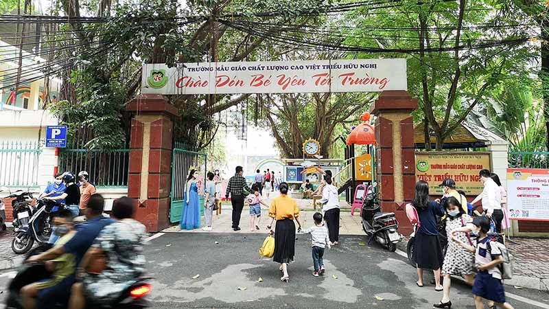 Trường mầm non chất lượng cao Việt Triều Hữu Nghị đón trẻ trong ngày đầu tới trường. (Nguồn: TTXVN)