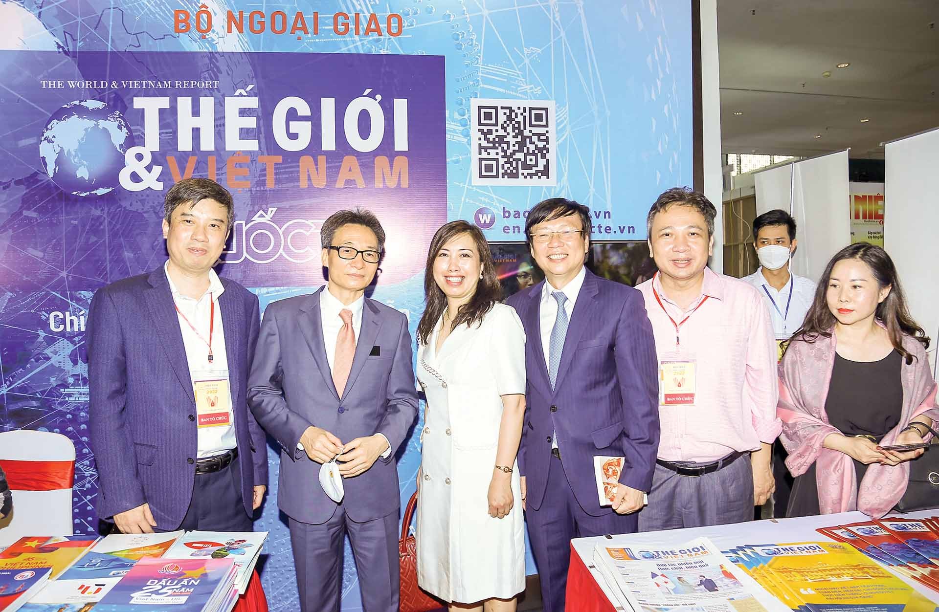 Phó Thủ tướng Vũ Đức Đam tham quan và chụp hình lưu niệm tại gian trưng bày của Báo Thế giới & Việt Nam. (Ảnh: Quang Hòa) Phó Thủ tướng Vũ Đức Đam tham quan và chụp hình lưu niệm tại gian trưng bày của Báo Thế giới & Việt Nam. (Ảnh: Quang Hòa)