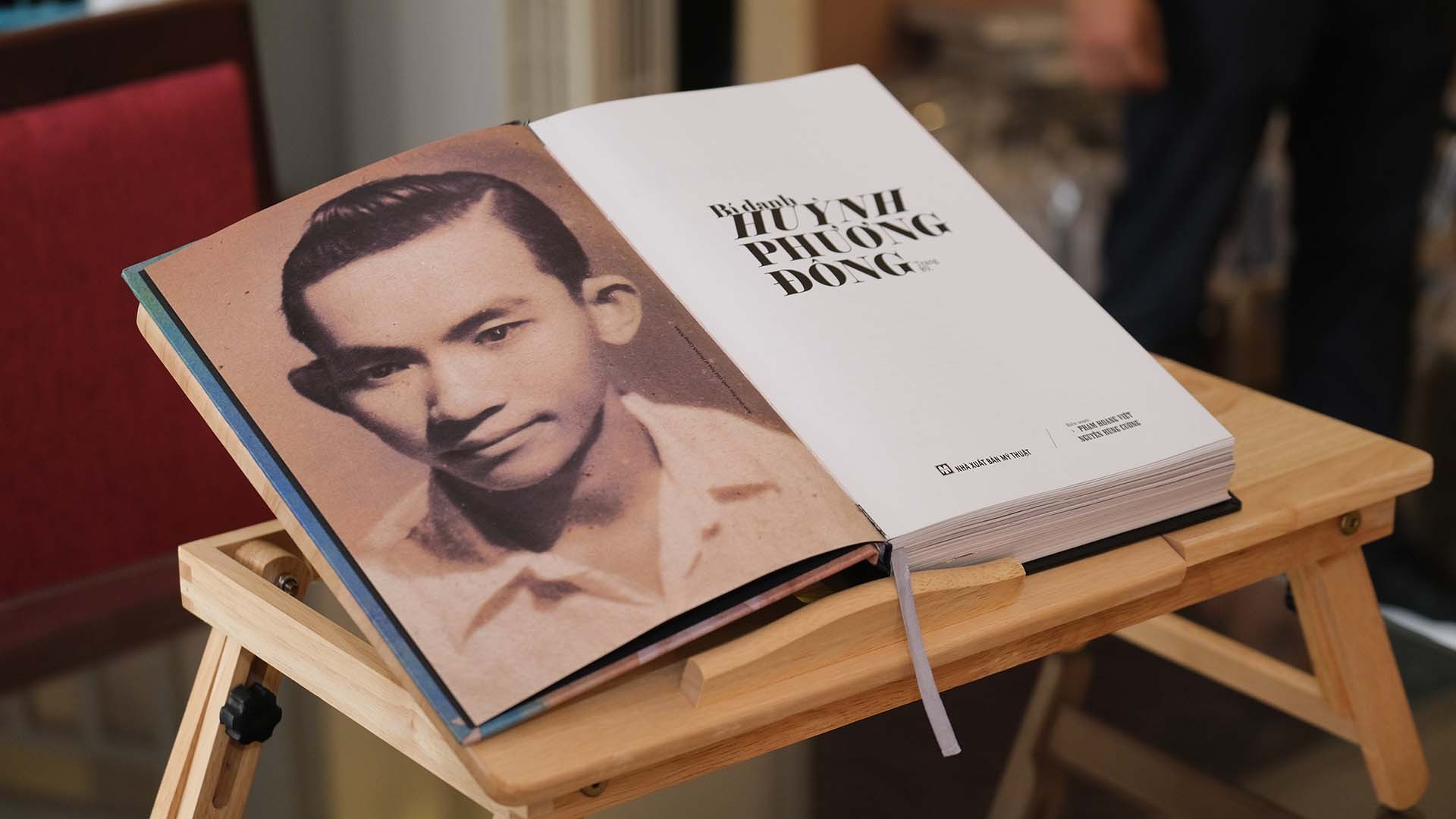 Bìa phụ cuốn sách Bí danh Huỳnh Phương Đông. (Ảnh: NVCC)