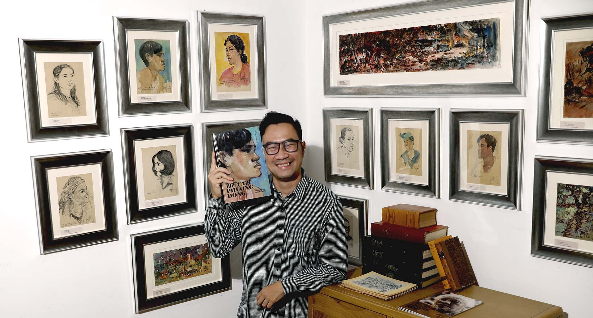 Phạm Hoàng Việt - tác giả biên soạn cuốn sách Bí danh Huỳnh Phương Đông và một phần bộ sưu tập tranh của mình. (Ảnh: NVCC)