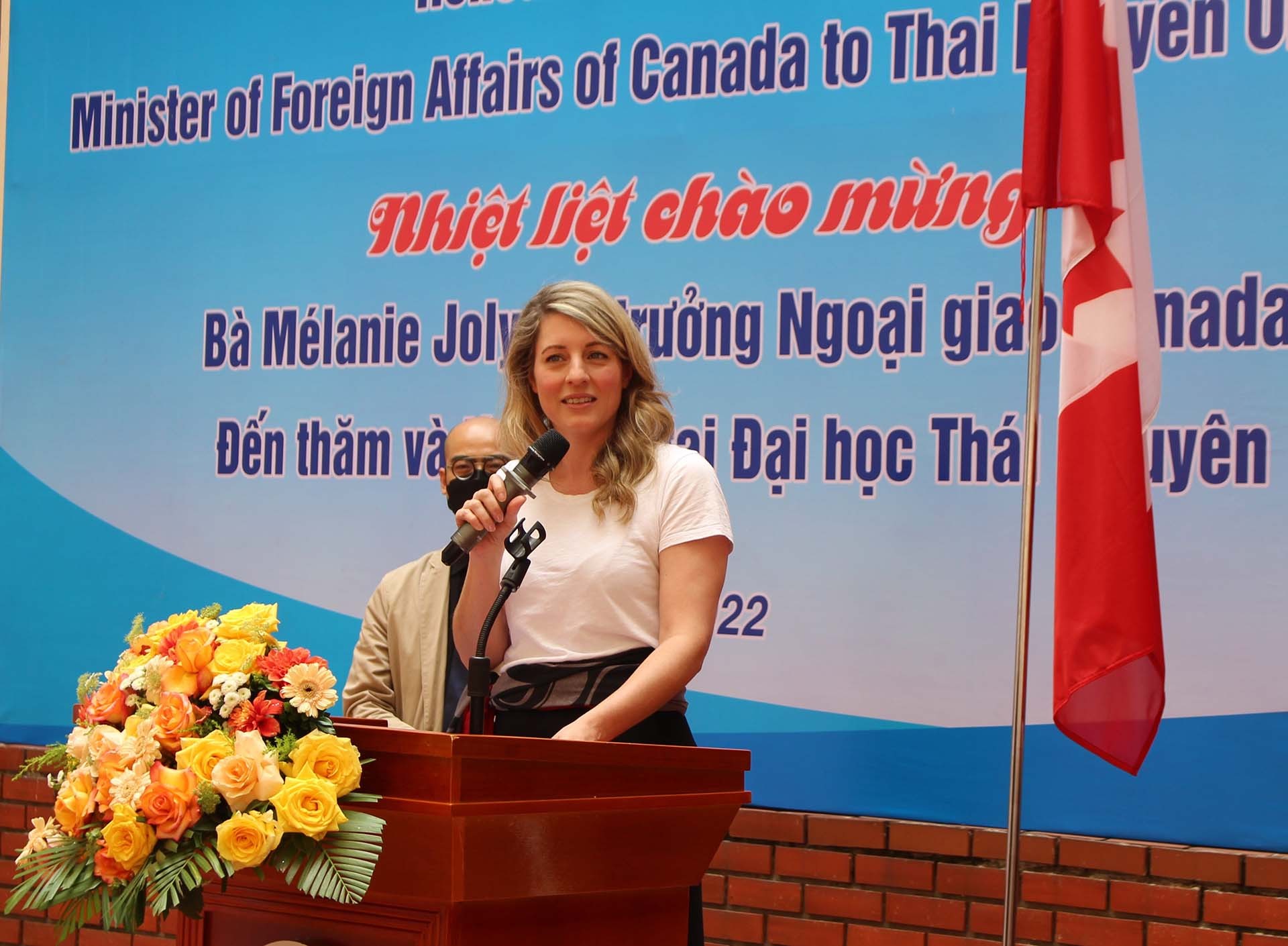 Bộ trưởng Bộ Ngoại giao Canada Mélanie Joly phát biểu tại chương trình. (Nguồn: Đại học Thái Nguyên)