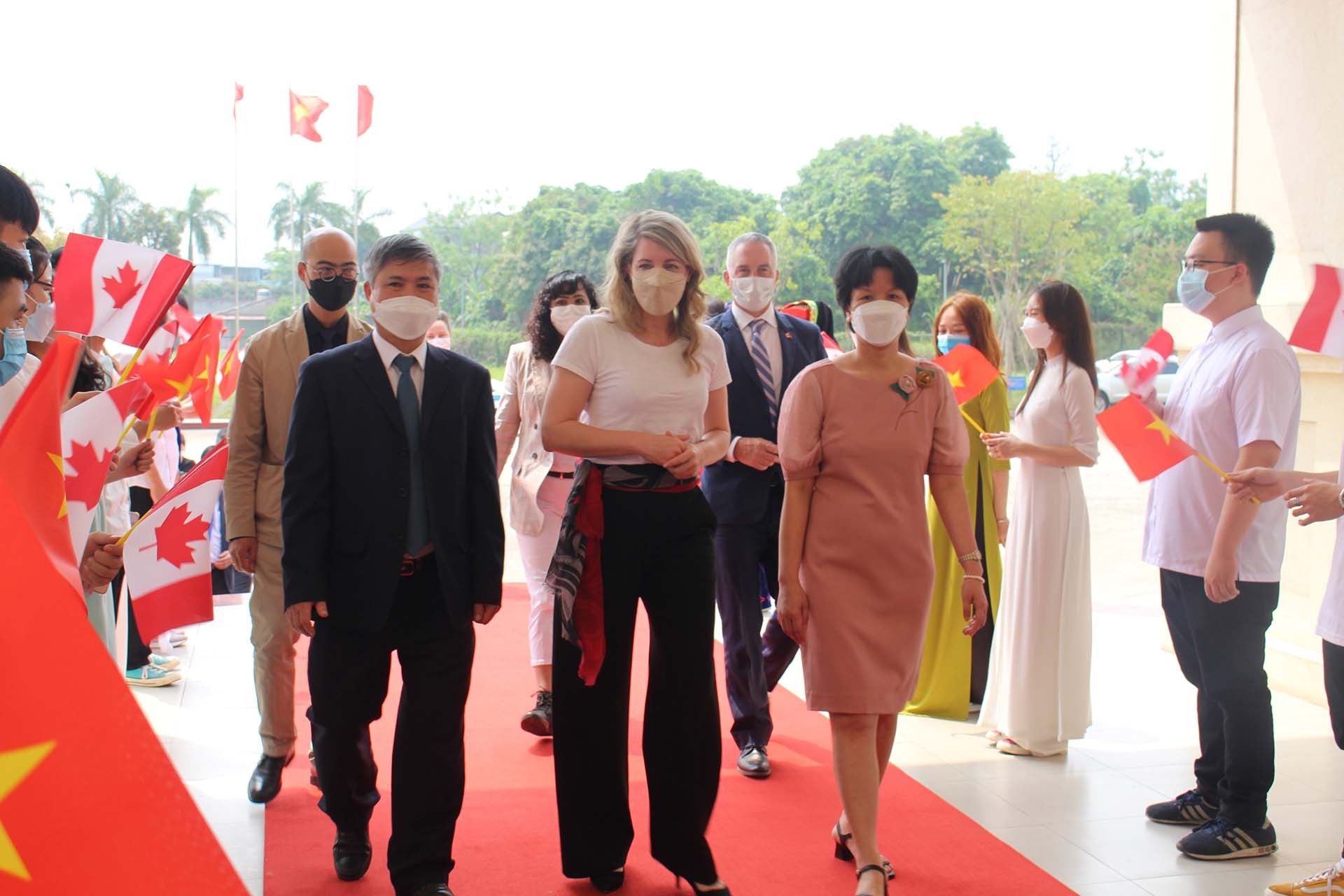 PGS.TS Trần Thanh Vân - Phó Giám đốc phụ trách Đại học Thái Nguyên và cán bộ, giảng viên, sinh viên Đại học Thái Nguyên chào đón Bộ trưởng Bộ Ngoại giao Canada Mélanie Joly. (Nguồn: Đại học Thái Nguyên) 