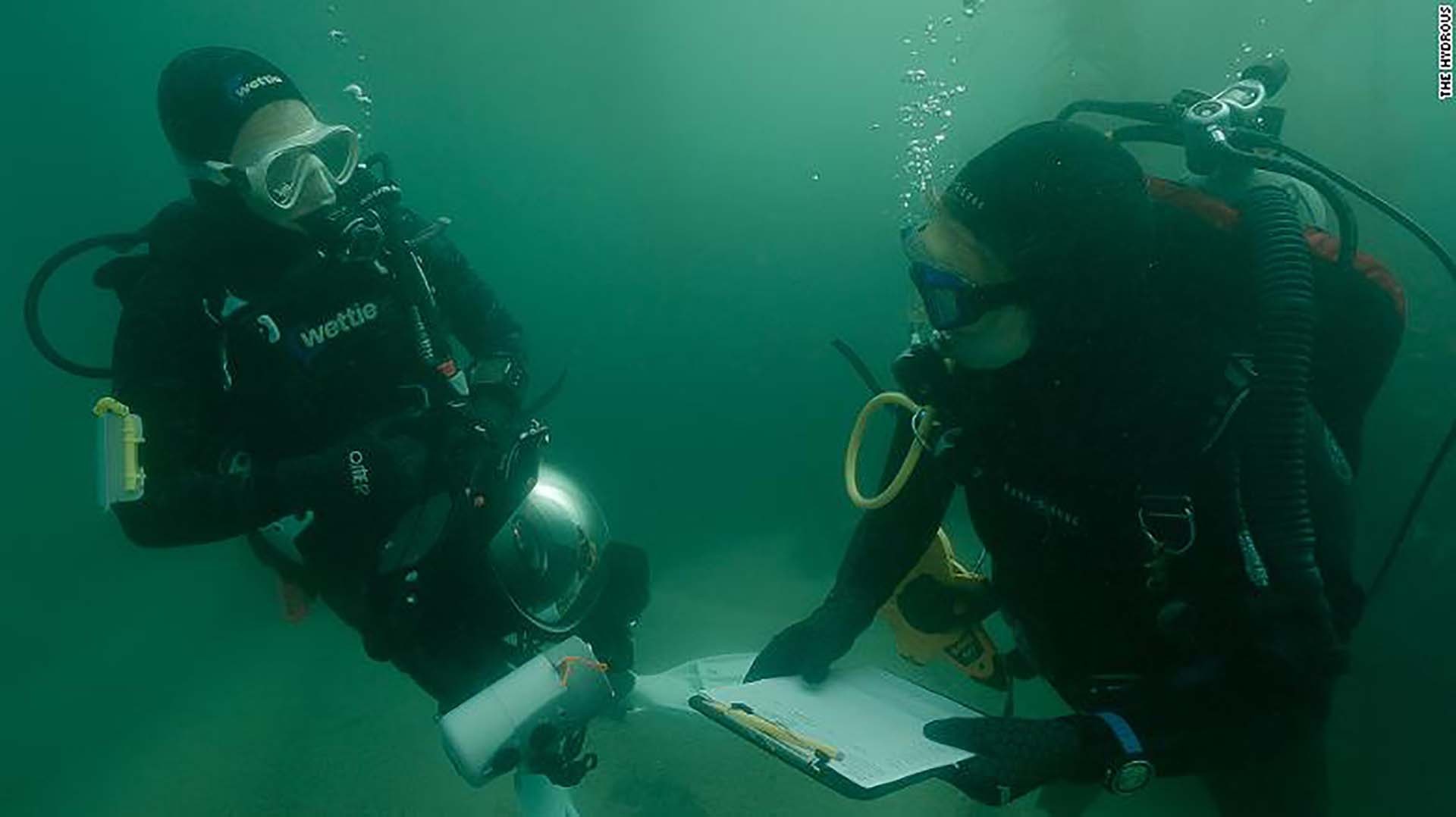 Nhà sinh vật biển người Mỹ Erika Woolsey (phải) và một cộng sự đang làm việc dưới biển. (Nguồn: CNN)