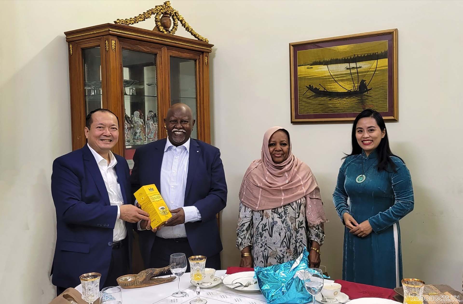 Đại sứ Nguyễn Huy Dũng làm việc với ông Bakri Yousif Omer Osman, Lãnh sự danh dự Việt Nam tại Cộng hòa Sudan. 