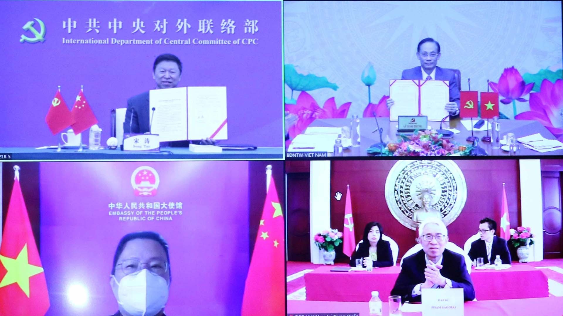 Đồng chí Lê Hoài Trung và đồng chí Tống Đào ký kết trực tuyến hợp tác giữa hai Đảng. (Nguồn: TTXVN)
