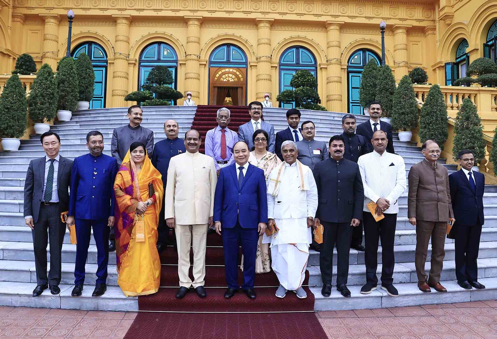 Chủ tịch nước Nguyễn Xuân Phúc cùng Chủ tịch Hạ viện Cộng hòa Ấn Độ Om Birla và các đại biểu chụp ảnh lưu niệm. sau buổi tiếp. (Nguồn: TTXVN)