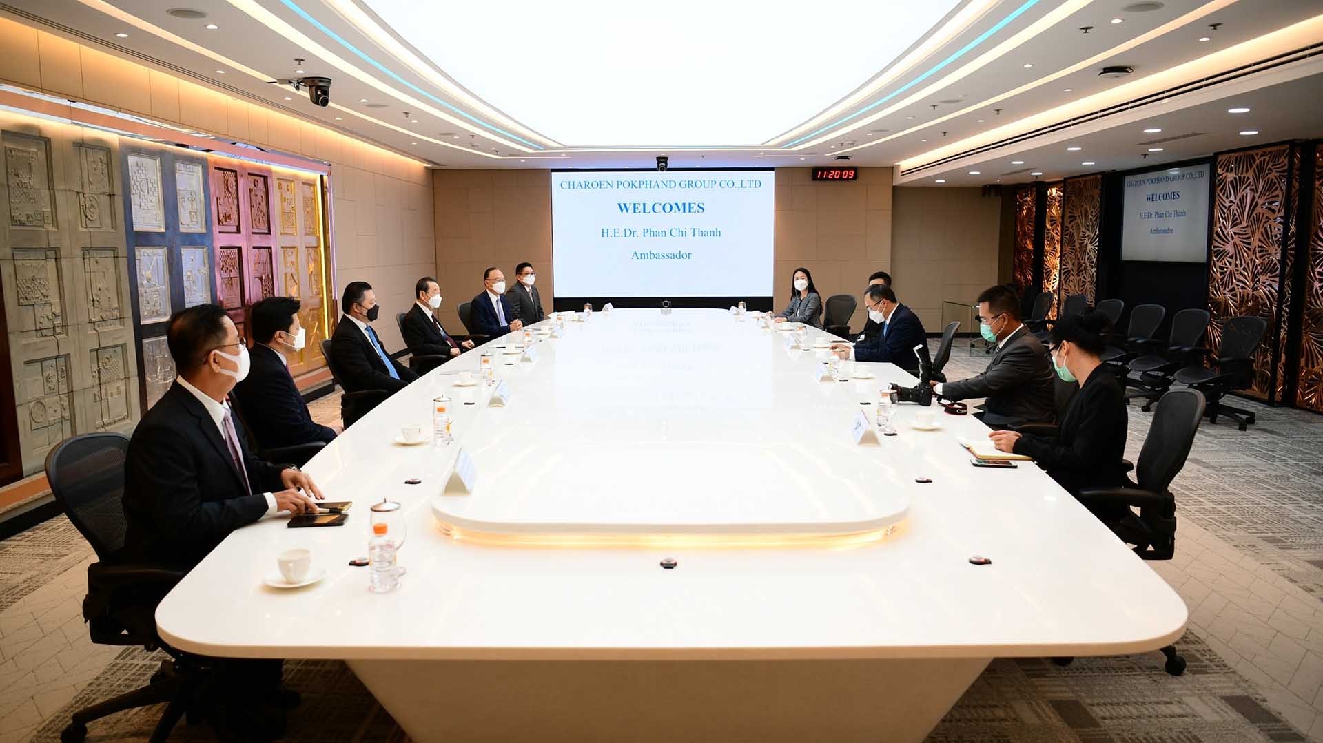 Đại sứ Phan Chí Thành tại buổi làm việc với Lãnh đạo Tập đoàn CP