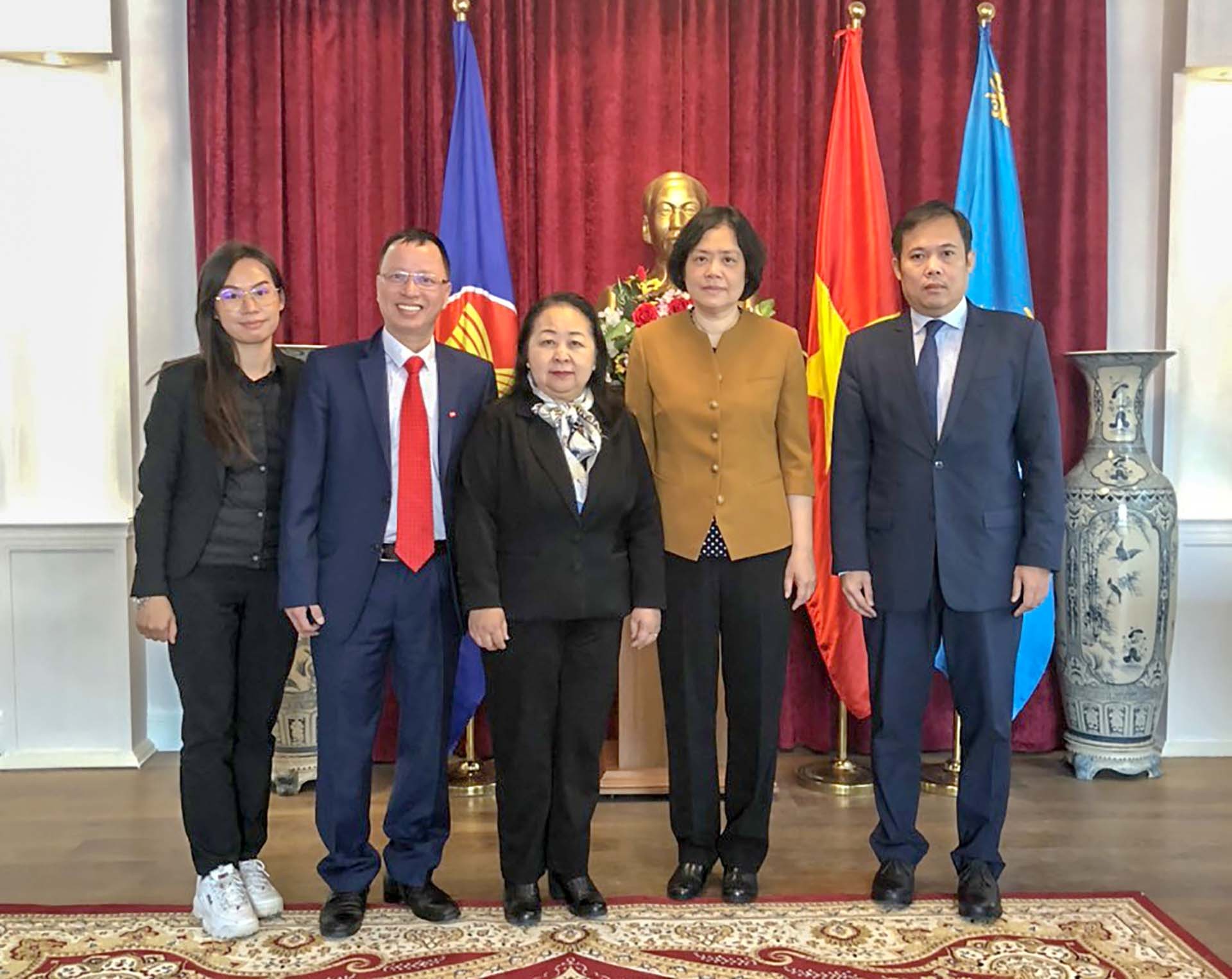 Đại sứ Phạm Thái Như Mai tiếp Đại sứ Lào tại Liên bang Nga, kiêm nhiệm Kazakhstan. Đại sứ Phạm Thái Như Mai tiếp Đại sứ Lào tại Liên bang Nga, kiêm nhiệm Kazakhstan.