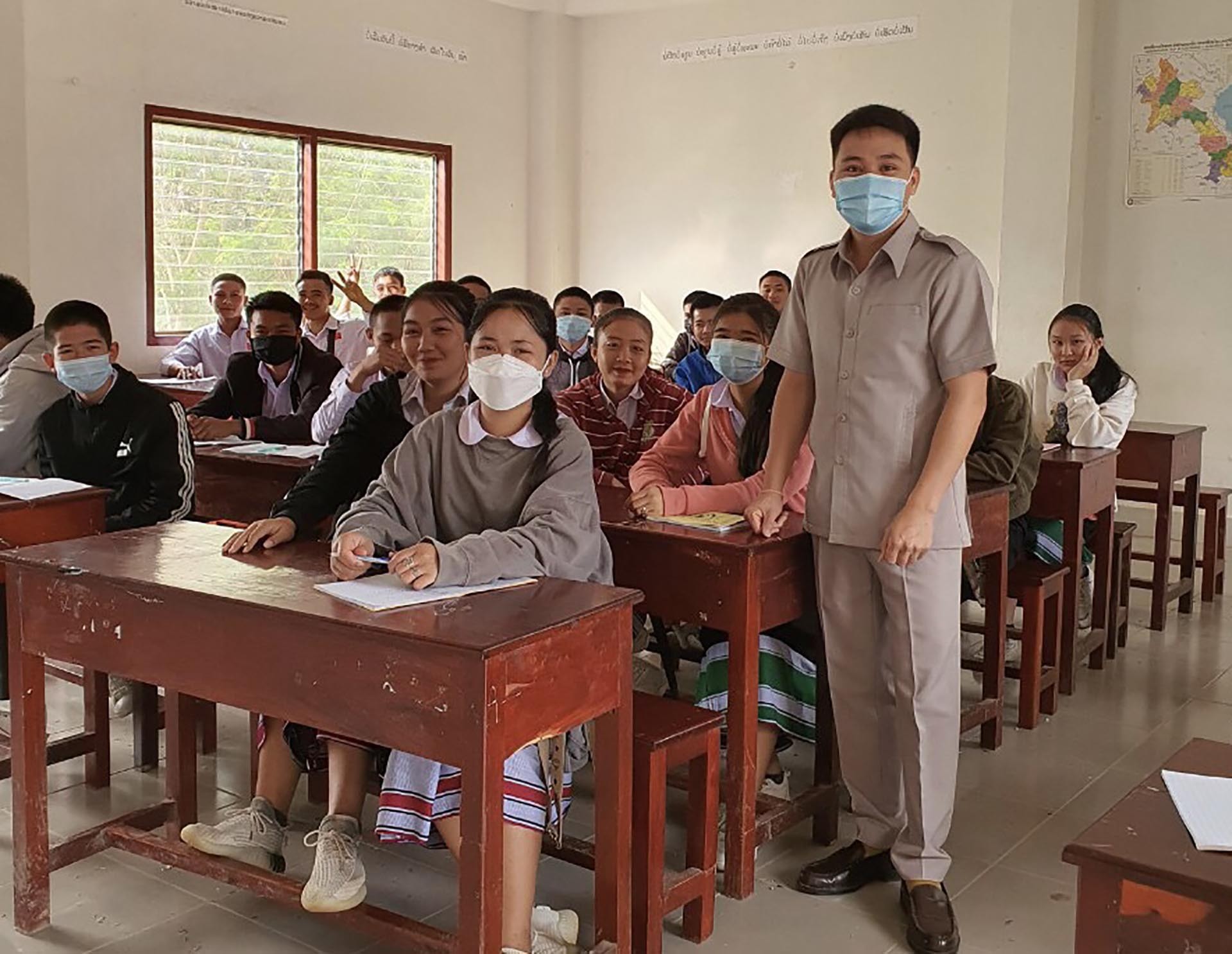 Thầy giáo Nguyễn Thành Ngọc trên lớp học tại Lào.