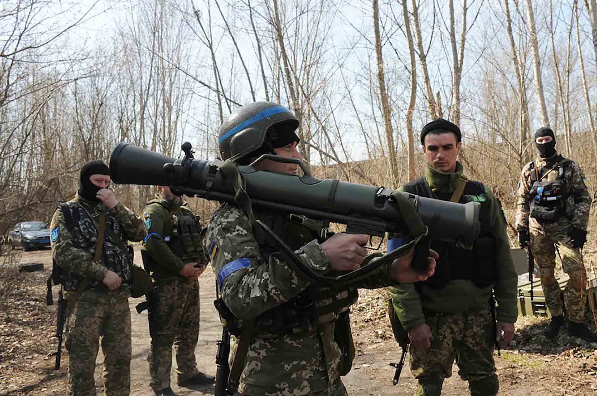 Các quân nhân Ukraine nghiên cứu cách sử dụng súng chống tăng Carl-Gustaf M4 do Thụy Điển sản xuất. (Nguồn: AP)