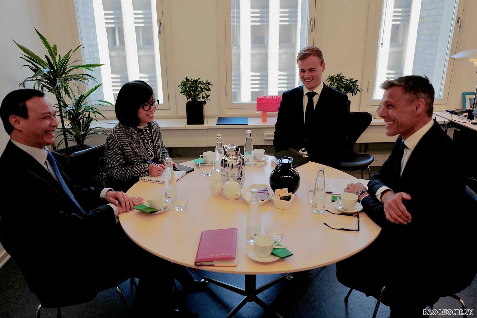 Đại sứ Lương Thanh Nghị chào xã giao Thứ trưởng Ngoại giao Đan Mạch phụ trách Thương mại và Bền vững toàn cầu Steen Hommel.