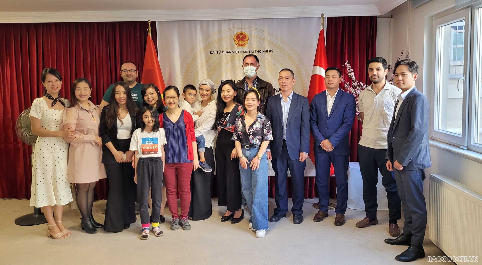 Các đại biểu chụp ảnh lưu niệm. Các đại biểu chụp ảnh lưu niệm.