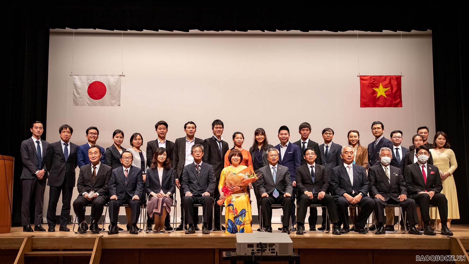 Các đại biểu chụp ảnh lưu niệm với Ban chấp hành Hội Hội người Việt Nam tại Kumamoto.