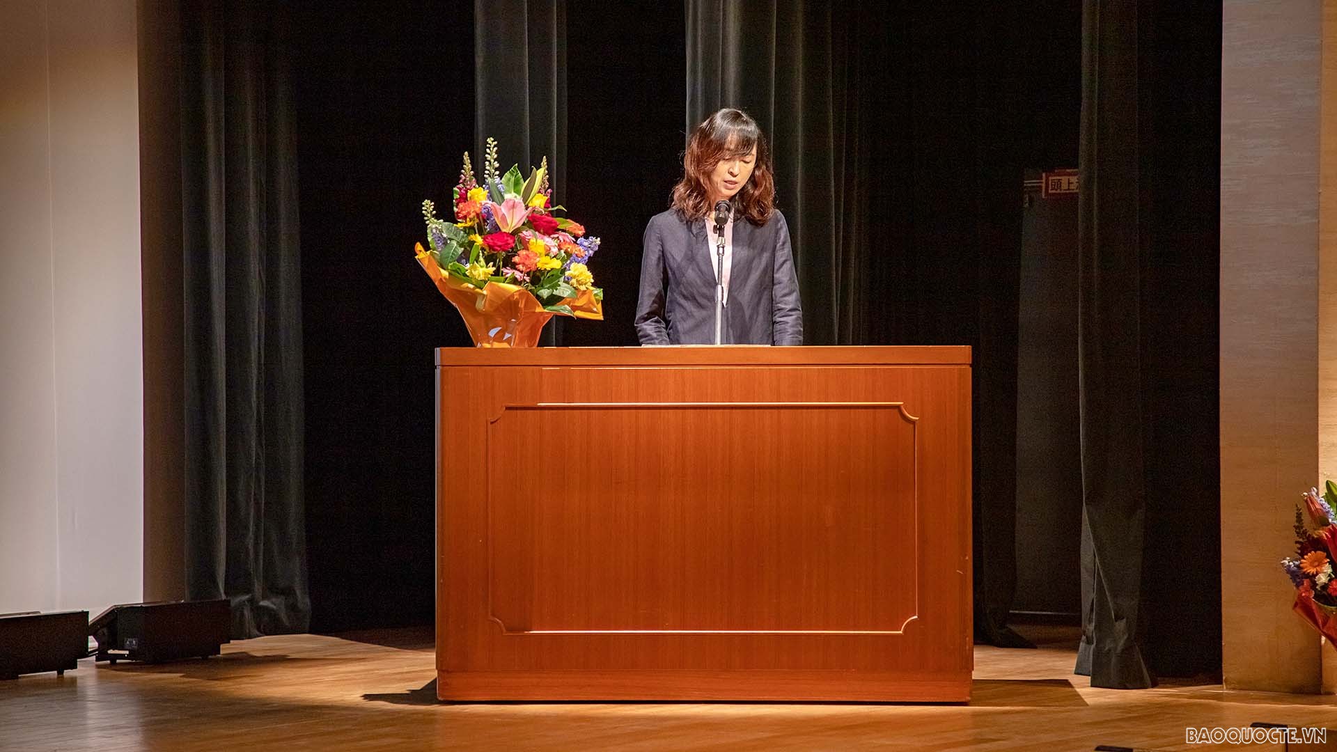 Bà Kuhara, Trưởng phòng chính sách giao lưu và du lịch tỉnh Kumamoto phát biểu.