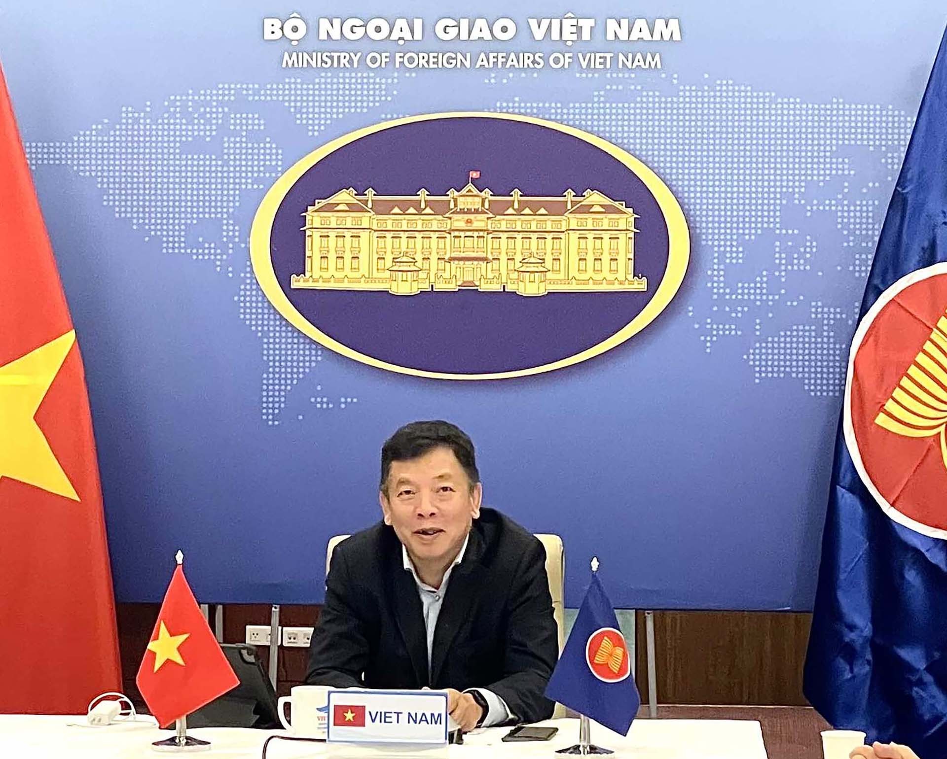 Đại sứ Vũ Hồ, Quyền Trưởng SOM ASEAN Việt Nam đã dẫn đầu đoàn Việt Nam tham dự các Hội nghị.