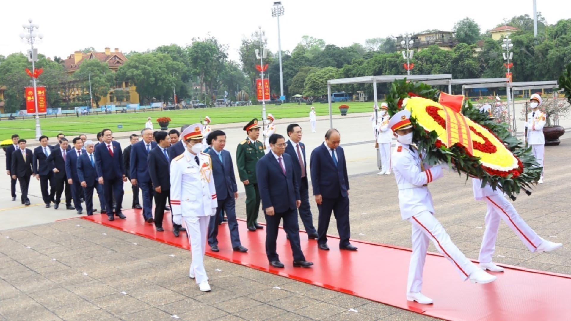 Lãnh đạo Đảng, Nhà nước đặt vòng hoa và vào Lăng viếng Chủ tịch Hồ Chí Minh. (Nguồn: TTXVN)