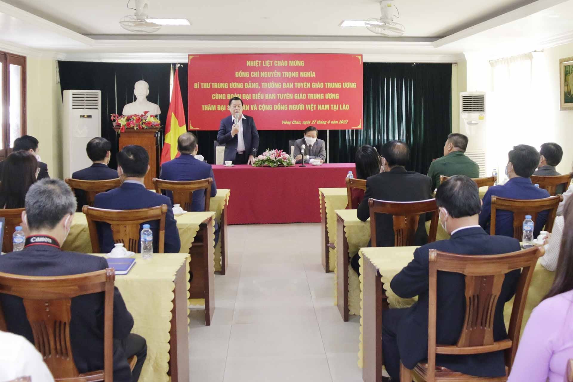 Đồng chí Nguyễn Trọng Nghĩa thăm Đại sứ quán Việt Nam tại Lào. (Nguồn: TTXVN)
