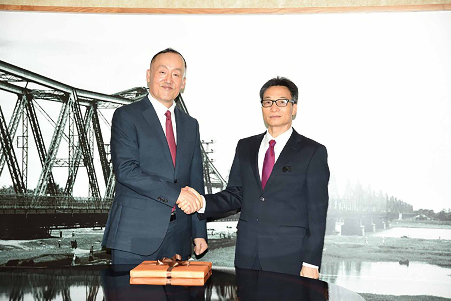 Phó Thủ tướng Chính phủ Vũ Đức Đam tiếp Tiến sĩ Kidong Park, Trưởng Đại diện Tổ chức Y tế Thế giới tại Việt Nam đến chào từ biệt. (Nguồn: VGP)