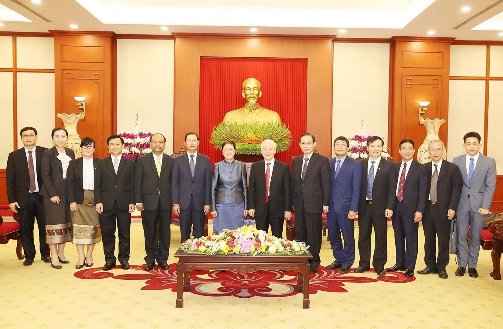 Tổng Bí thư Nguyễn Phú Trọng và đồng chí Pany Yathotou, Ủy viên Bộ Chính trị Đảng Nhân dân Cách mạng Lào, Phó Chủ tịch nước Lào cùng các đại biểu chụp ảnh chung. (Nguồn: TTXVN)
