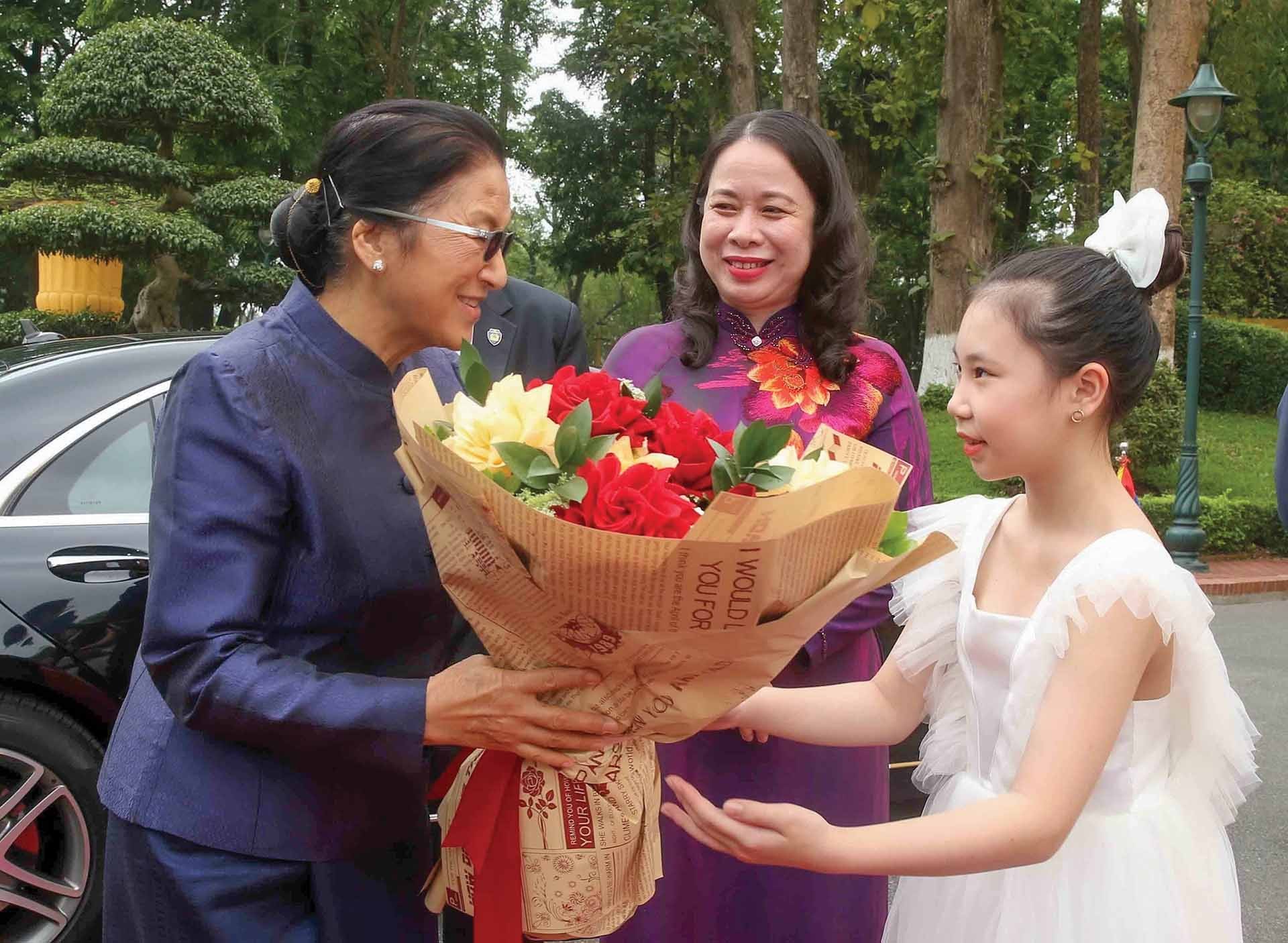 Thiếu nhi Hà Nội tặng hoa Phó Chủ tịch nước CHDCND Lào Pany Yathotou tại lễ đón ngày 26/4. (Nguồn: TTXVN)