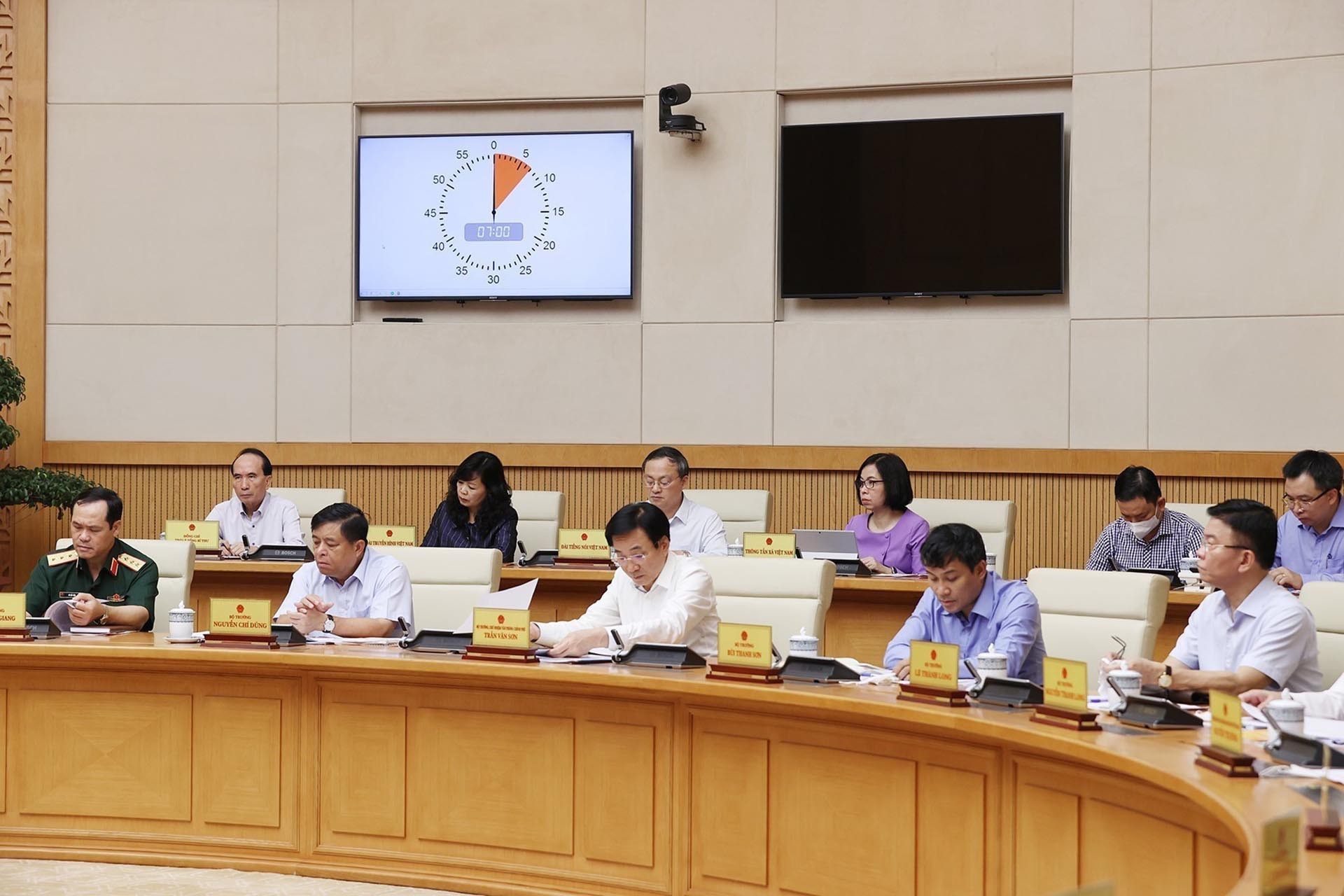 Đại diện các bộ, ngành và cơ quan thuộc Chính phủ tham dự phiên họp. (Nguồn: TTXVN)