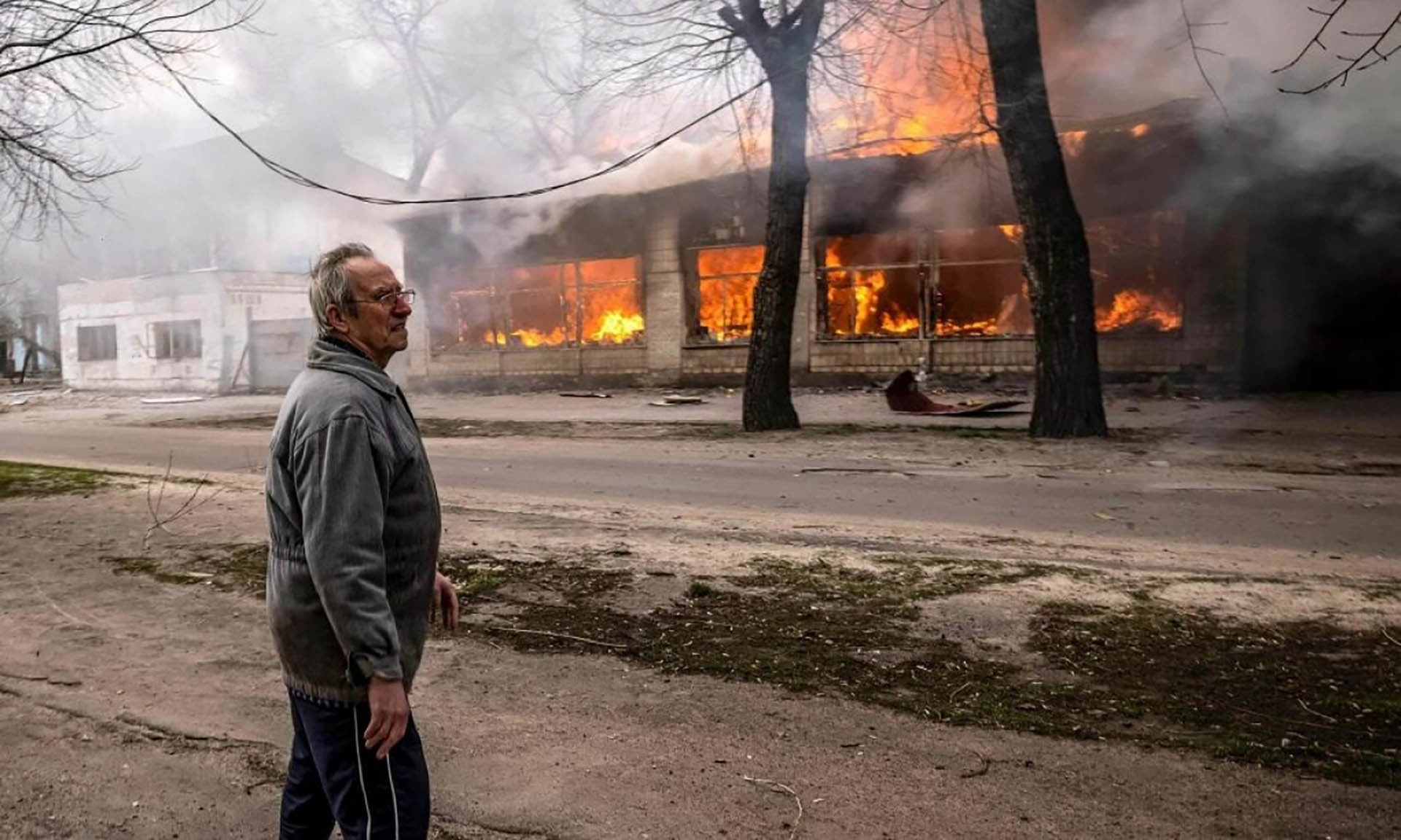 Tòa nhà bị cháy ở miền Đông Ukraine. (Nguồn: AFP)