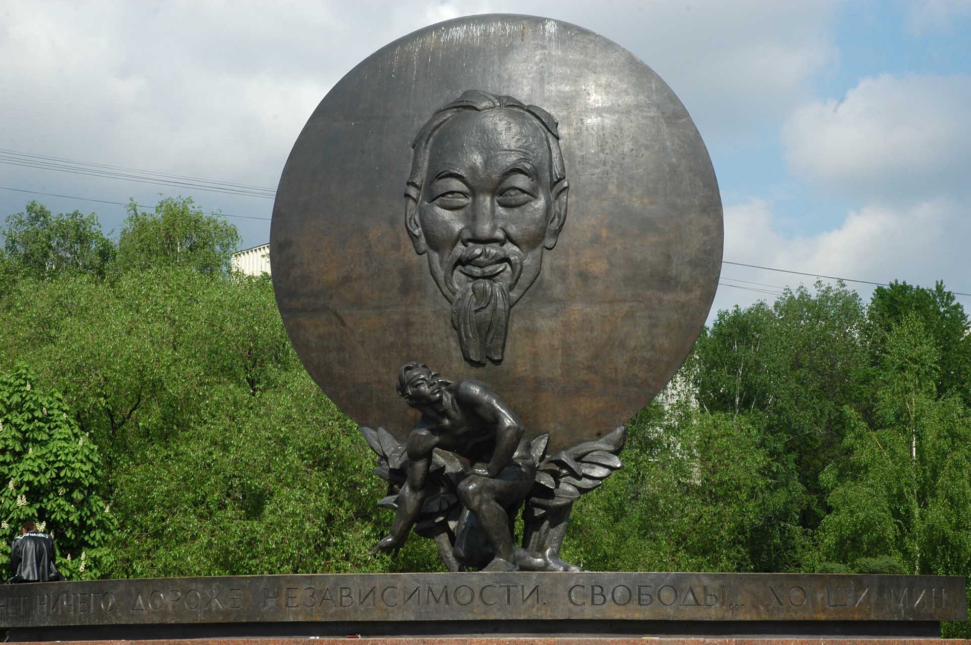 Tượng Chủ tịch Hồ Chí Minh ở thủ đô Moscow với khẩu hiệu “Không có gì quý hơn độc lập tự do”.